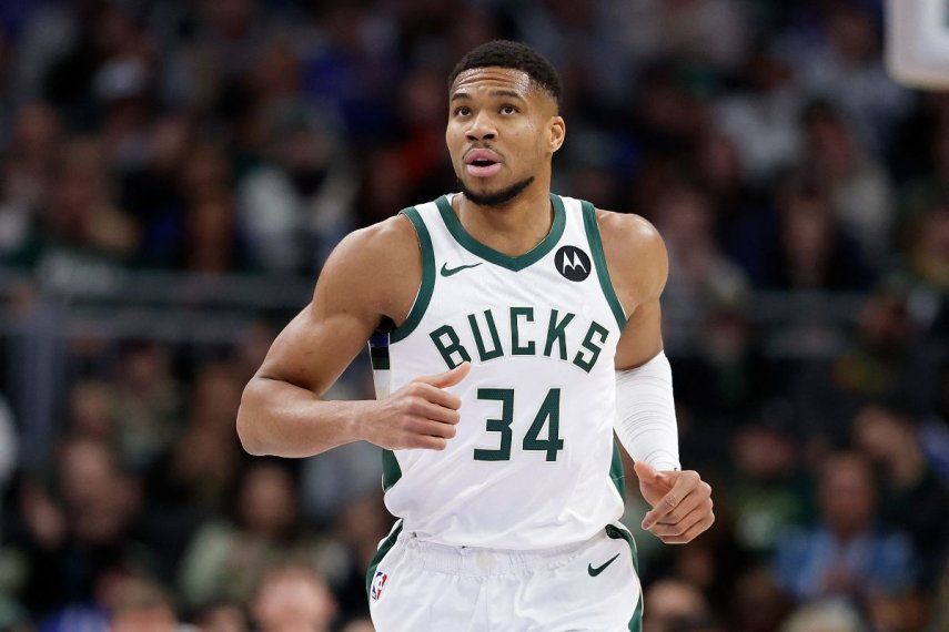 Giannis Antetokounmpo, de los Bucks de Milwaukee, corre en la cancha durante un juego en contra de los Trail Blazers de Portland, el 4 de enero de 2025.