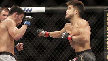 Henry Cejudo, a la derecha, golpea a Dominick Cruz durante un combate de artes marciales mixtas de UFC 249, el s&aacute;bado 9 de mayo de 2020 en Jacksonville, Florida.&nbsp;