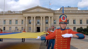Miembros del Batallón Guardia Presidencial enseñan la bandera de Colombia.