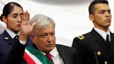El presidente Andrés Manuel López Obrador durante su juramento como nuevo jefe de Estado de México.