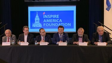 De izquierda a derecha, Tomás Regalado, Lincoln Díaz-Balart, Marcell Felipe,&nbsp;Radek Vondráček,&nbsp;Hynek Kmoníček y Martin Palaous,&nbsp;en una reunión de la delegación checa con cubanos en el exilio, en el&nbsp;Museo&nbsp;Americano de la&nbsp;Diáspora Cubana.