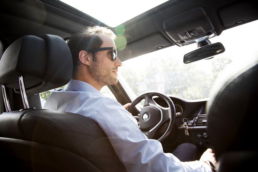 Al conducir un autom&oacute;vil a pleno sol es recomendable utilizar gafas de sol y mantener el parabrisas limpio.