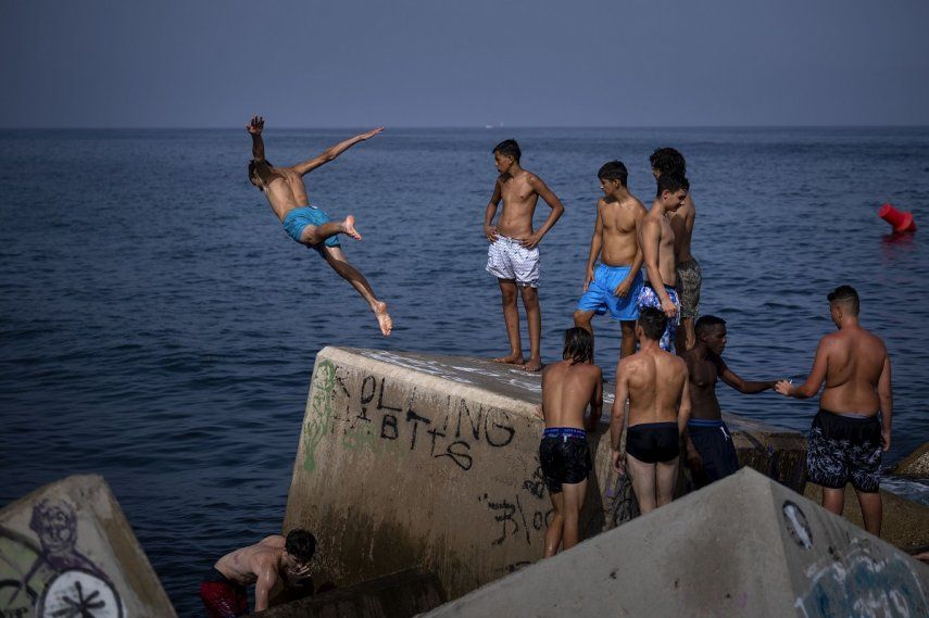Un hombre salta al mar en un rompeolas en Barcelona, España, el miércoles 12 de julio de 2023. Más de 10 regiones de España están en alerta roja por el segundo día de la última ola de calor, con temperaturas que superan los 40 grados centígrados.&nbsp;