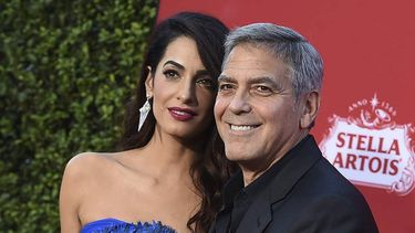 En esta fotografía de archivo del 22 de octubre de 2017, Amal Clooney y George Clooney llegan al estreno de Suburbicon en Los Angeles. Para el actor y director de 60 años, la abogada anglo-libanesa, de 43 años, le dio un giro a su vida. Este extraordinario ser humano entró en mi vida y me enamoré locamente. Desde el momento en que la conocí supe que todo iba a ser diferente, dijo George Clooney en una entrevista en el podcast WTF with Marc Maron.  