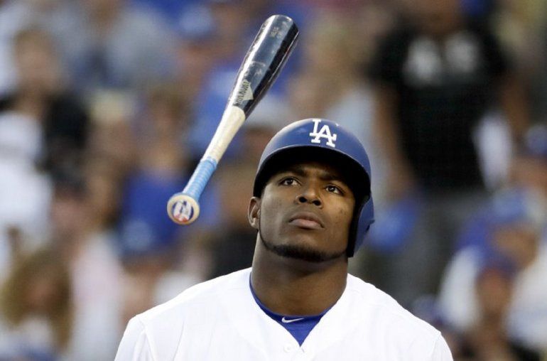 Yasiel Puig tiene una línea vitalicia de 277 de average con 135 batazos de cuatro esquinas y 415 carreras fletadas hacia el plato, pero sigue sin firmar
