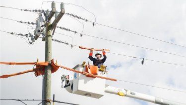 Un operario comprueba la funcionalidad de tendido eléctrico.