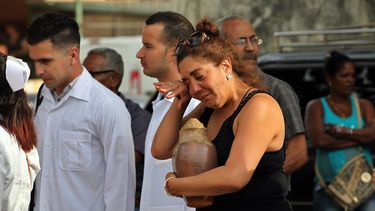Familiares de las víctimas del accidente aéreo que ya han sido identificadas reciben sus restos en La Habana, Cuba.