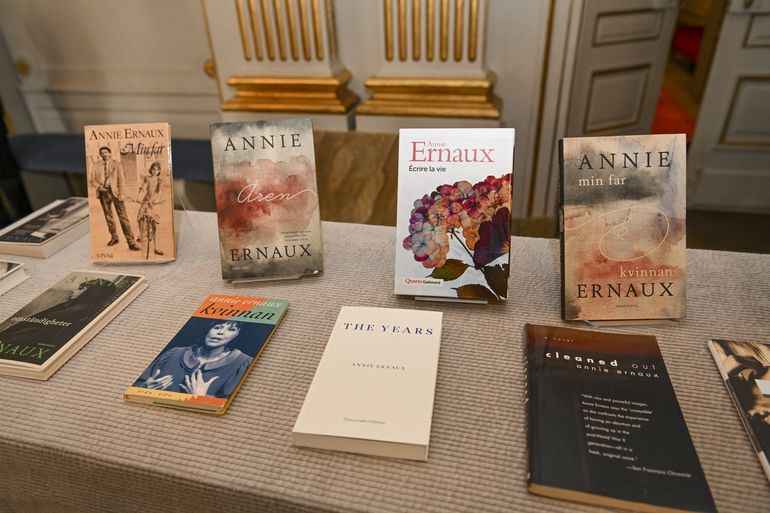 Los libros de la autora francesa Annie Ernaux se exhiben en la Academia Sueca en Estocolmo después del anuncio de que Ernaux es la ganadora del Premio Nobel de Literatura 2022 el 6 de octubre de 2022.
