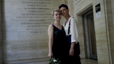 Las recién casadas Nadezhda Skvortosova, a la izquierda, y Tatiana Skvortosova, ambas de Rusia, posan para la foto después de su boda civil en Buenos Aires, Argentina, el viernes 28 de abril de 2023. Al menos 34 parejas rusas del mismo sexo se casaron en Argentina en 2022 y 31 en lo que va del año, según la Federación Argentina LGBT.&nbsp;