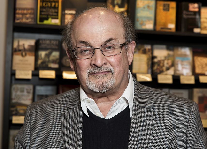 El autor Salman Rushdie posa durante una firma de su libro Home en Londres, el 6 de junio de 2017.