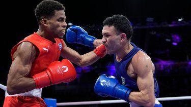 El cubano Alejandro Claro Fiz, a la izquierda, durante su combate ante el brasileño Michael Douglas Da Silva, en los octavos de final del torneo olímpico, el martes 30 de julio de 2024, en Villepinte, Francia.