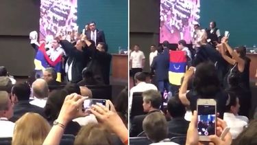 Una decena de diputados opositores venezolanos, que portaban una bandera de su país, mostrada al revés, en señal de protesta, ingresaron sorpresivamente en la sesión plenaria de la 47 Asamblea General de la OEA en Cancún, México&nbsp;