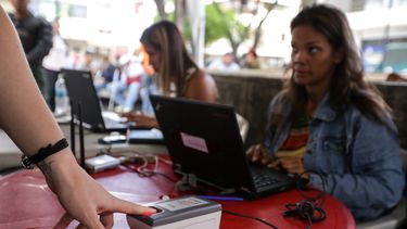 Desde hace casi dos semanas, medio centenar de organizaciones políticas, la mayoría de ellas de oposición al Gobierno, comenzaron a certificar ante el CNE su militancia activa.