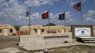 En esta foto revisada por oficiales militares de EEUU, las banderas ondean frente a las tiendas de Camp Justice en la Base Naval de la Bahía de Guantánamo, Cuba, el 18 de abril de 2019.&nbsp;