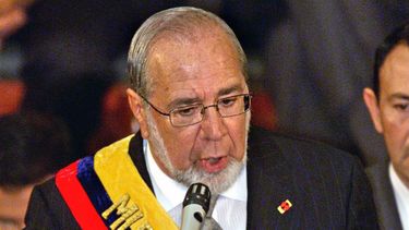 Foto de archivo tomada el 13 de enero de 2003 del presidente ecuatoriano Gustavo Noboa hablando durante su último discurso en el Congreso Nacional en Quito, Ecuador.&nbsp;