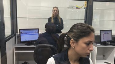 Fotografía cedida por el partido Voluntad Popular (VP), de la esposa del líder opositor Leopoldo López, Lilian&nbsp;Tintori&nbsp;(detrás), el miércoles 15 de marzo de 2017, en el aeropuerto José Joaquin de Oviedo en Guayaquil, Ecuador, donde le negaron la entrada al país.&nbsp;