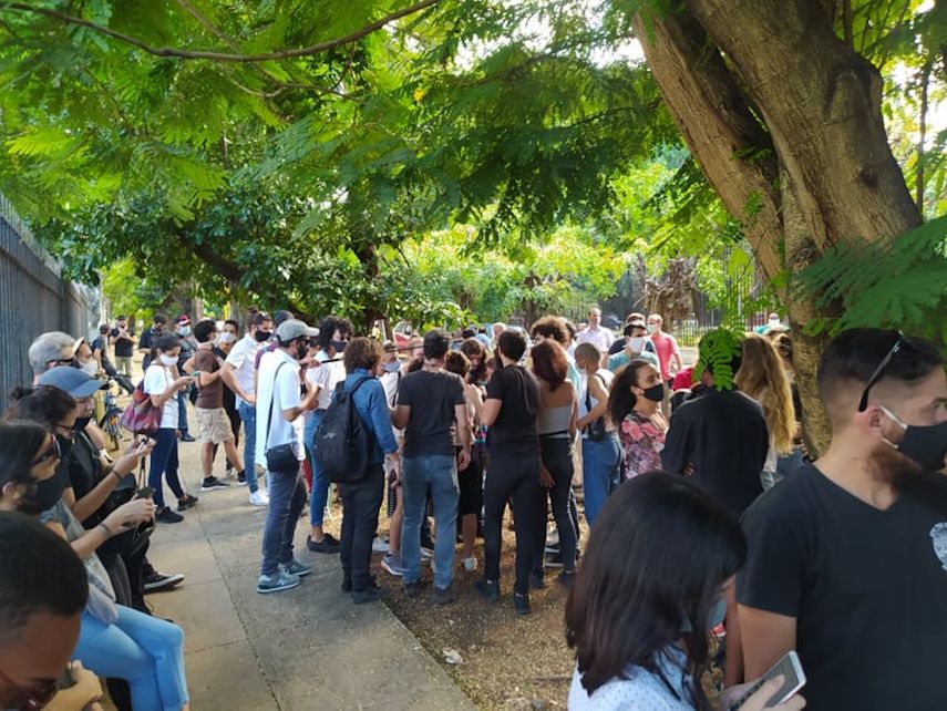 Cada vez más personas llegaban al Ministerio de Cultura en la tarde del viernes 27 de noviembre, para pedir una reunión con el ministro sobre los sucesos del Movimiento San Isidro.&nbsp;