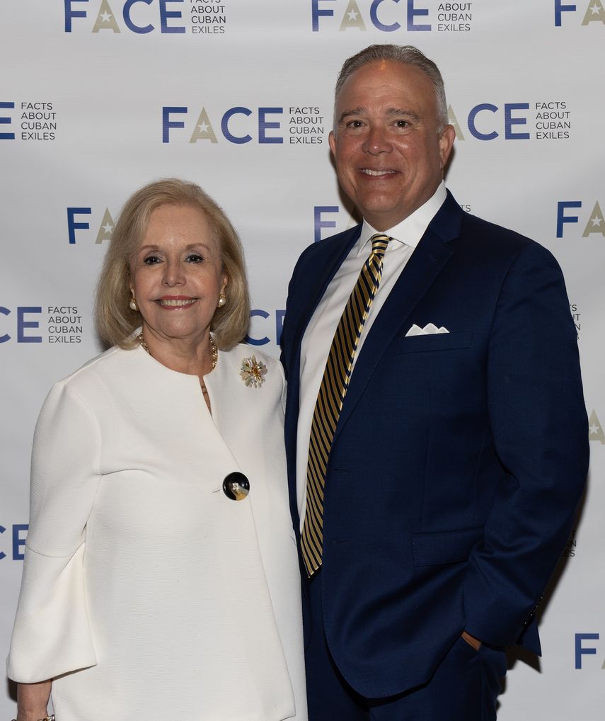 Aida Levitan, Ph.D. ex Chair de la Junta Directiva del U.S. Century Bank y de FACE con Luis de la Aguilera.