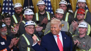 El presidente Donald Trump hace un gesto de triunfo antes de firmar una orden ejecutiva para impulsar la minería y la producción de carbón en Estados Unidos, en el Salón Este de la Casa Blanca el 8 de abril de 2025, en Washington, DC.