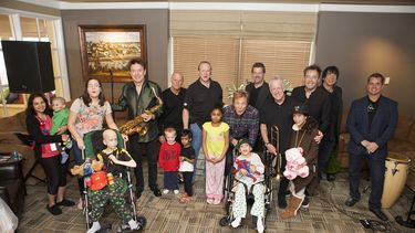 La Banda Chicago visita la Casa Ronald McDonald, ubicada cerca del hospital Lurie Childrens de Chicago. (CORTESÍA)