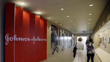 Foto&nbsp;del 30 de julio de 2013&nbsp;de varias personas caminando por un pasillo en la sede de Johnson & Johnson en New Brunswick, Nueva Jersey.