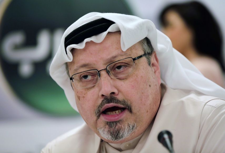 En esta foto del 15 de diciembre de 2014, el periodista saud&iacute; Jamal Khashoggi habla en conferencia de prensa en Manama, Bahr&eacute;in.