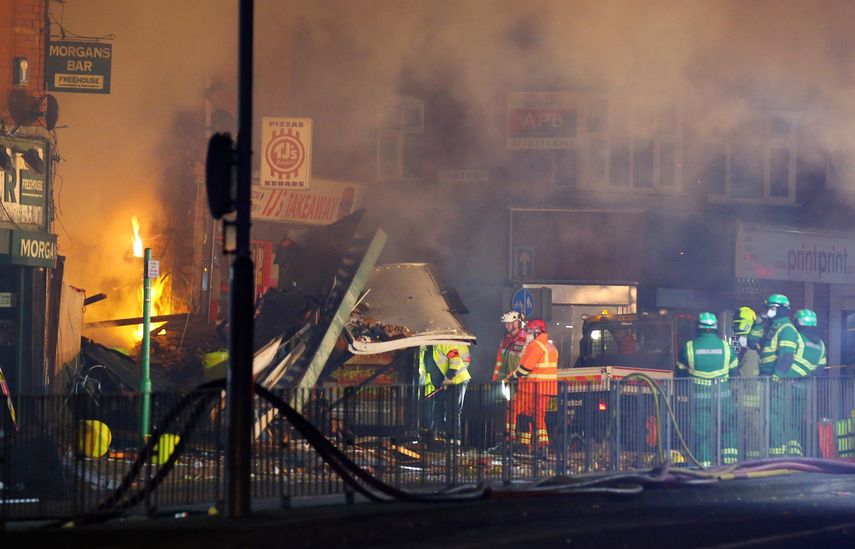 Miembros del servicio de emergencias sofocan las llamas en una casa en&nbsp;Hinckley Road, Leicester.