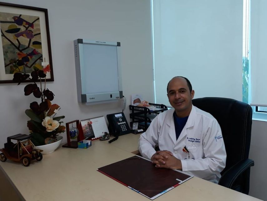 Doctor Ludwing Bacon, especialista en medicina Interna, con subespecialidad en oncología y máster en pulmón.