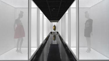En esta imagen proporcionada por el Museo Metropolitano de Arte modelos bajo el título de Maravilla, Calidez y Alegría, de izquierda a derecha, en la exposición de moda In America: A Lexicon of Fashion en el Museo Metropolitano de Arte en Nueva York.