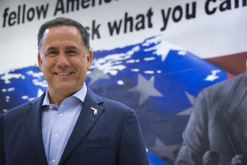 Exalcalde de Miami Beach Philip Levine, en su sede de campaña a la gobernación de Florida, en Wynwood.