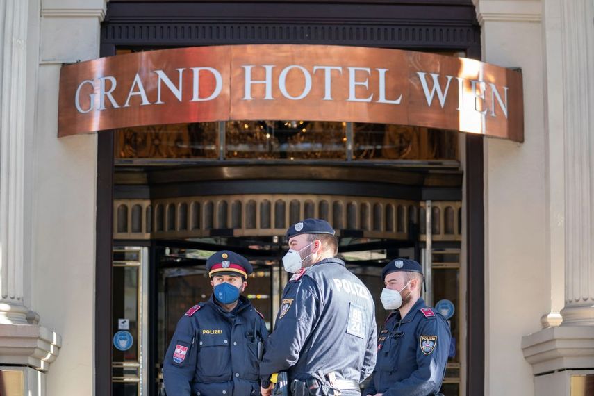 Agentes de policía montan guardia en la entrada del Grand Hotel Wien en Viena, Austria, donde se desarrollan las conversaciones a puertas cerradas sobre tenas nucleares con Irán, viernes 9 de abril de 2021.