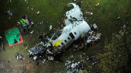 Esta fotografía del sábado 10 de agosto de 2024 muestra restos de un avión que se estrelló con 62 personas a bordo, en Vinhedo, estado de Sao Paulo, Brasil.