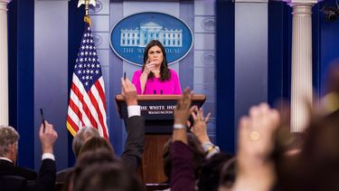 La portavoz de la Casa Blanca,&nbsp;Sarah Sanders, durante la rueda de prensa sobre la acusación del FBI contra el exjefe de campaña de Trump, Paul Manafort, en la Casa Blanca, Washington, el 30 de octubre de 2017.&nbsp;