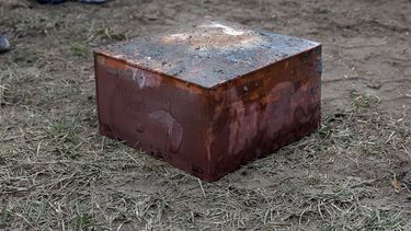 Esta fotografía del lunes 27 de diciembre de 2021 muestra una caja recuperada por cuadrillas de trabajadores, la cual se cree es la cápsula del tiempo de 1887 colocada bajo el pedestal de la estatua del general confederado Robert E. Lee, en Richmond, Virginia.&nbsp;