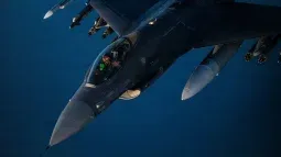 Un jet de combate F-16 de la Fuerza Aérea de EEUU patrulla los cielos en el Medio Oriente mientras las fuerzas estadounidenses mantienen su presencia y vigilancia en la región.