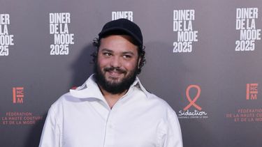 Esta foto, tomada el 30 de enero de 2025, muestra al diseñador de moda neerlandés Duran Lantink posando para una sesión de fotos en la 22.ª Cena de Moda contra el SIDA (Dinner de la Mode), evento benéfico celebrado en el marco de la Semana de la Moda de París. &nbsp;