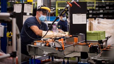 Un empleado inspecciona equipamiento industrial.