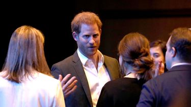 El Príncipe Harry de Gran Bretaña, Duque de Sussex, habla a los delegados mientras asiste a una cumbre de turismo sostenible en el Centro Internacional de Conferencias de Edimburgo en Edimburgo el 26 de febrero de 2020.