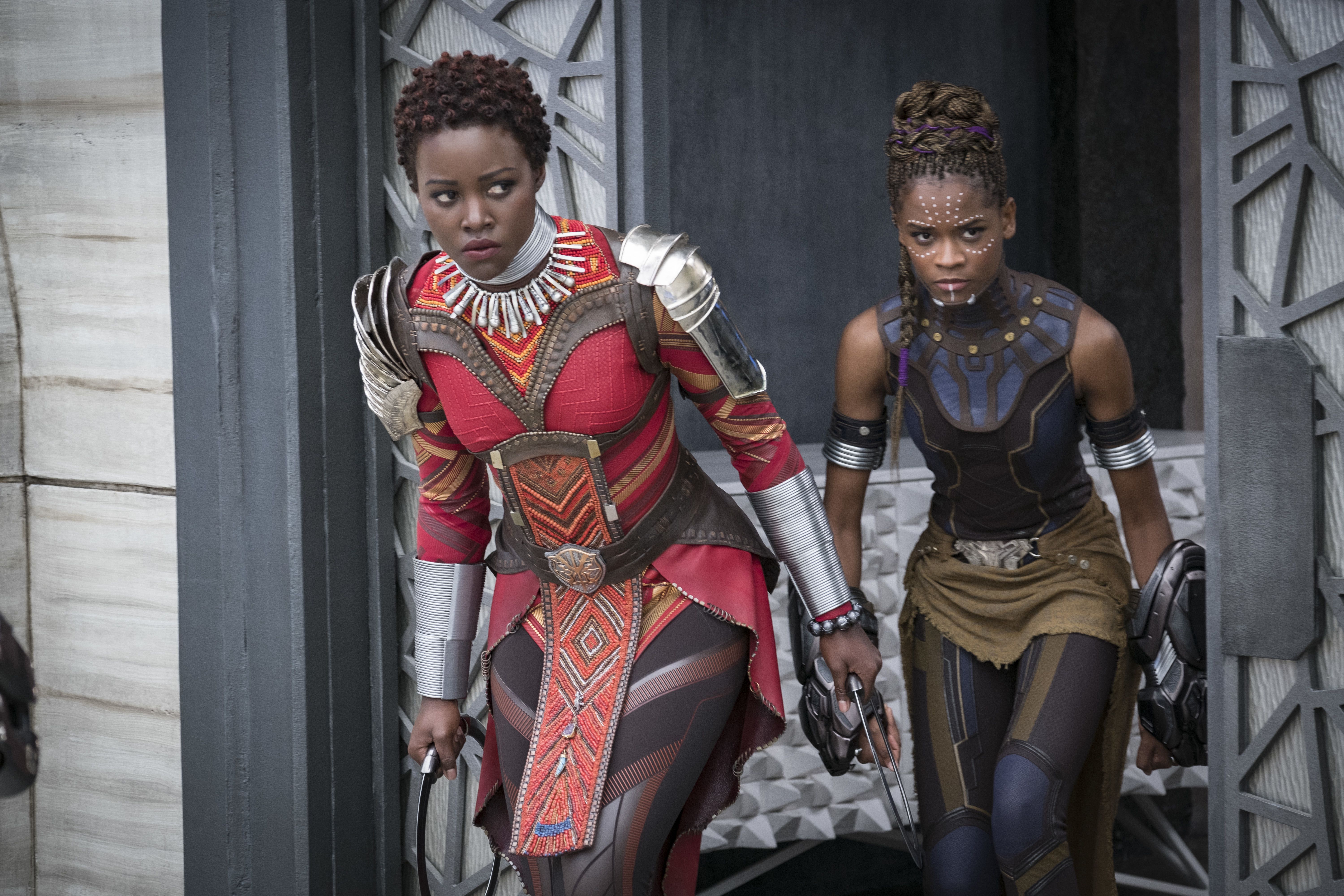 En esta imagen difundida por Disney, Lupita Nyongo, a la izquierda, y Letitia Wright en una escena de Black Panther de Marvel Studios. The Walt Disney Co. postergó las fechas de estreno de muchas de sus películas. En esta imagen difundida por Disney, Lupita Nyongo, a la izquierda, y Letitia Wright en una escena de Black Panther de Marvel Studios. The Walt Disney Co. postergó las fechas de estreno de muchas de sus películas.
