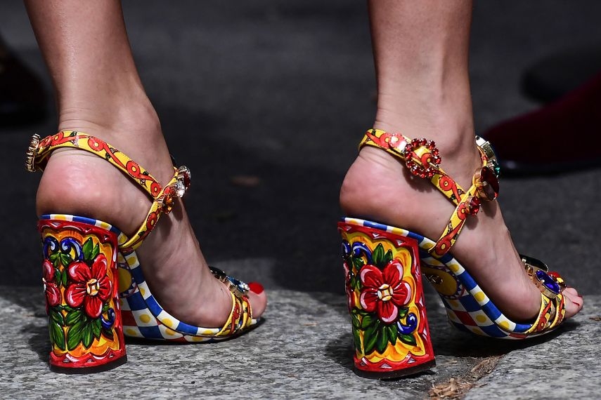 Esta fotografía tomada el 19 de junio de 2021 muestra los zapatos de una invitada antes del desfile de la colección de moda masculina Primavera-Verano 2022 de Dolce and Gabbana en Milán.