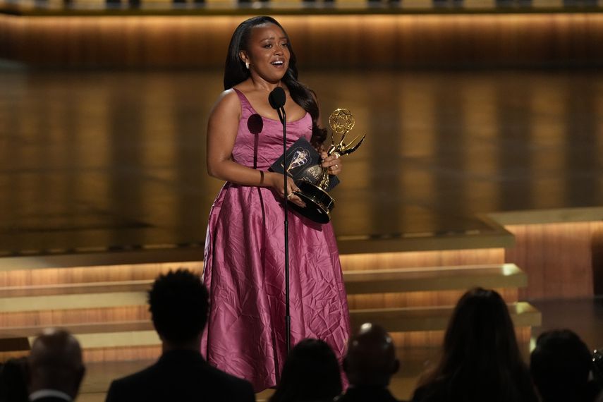 Quinta Brunson recibe el premio a Mejor actriz de una serie de comedia por Abbott Elementary durante la 75ª edición de los Premios Emmy el lunes 15 de enero de 2024 en el Peacock Theatre de Los Ángeles.