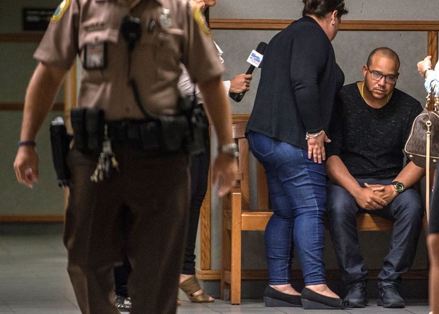 Juan Ricardo Hernández (der), hijo del hombre murió tras ser golpeado por el actor de telenovelas mexicano Pablo Lyle, es visto en un tribunal de Miami, el 8 de abril de 2019.&nbsp;