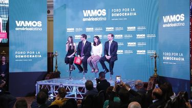 Fabiana Rosales, Primera Dama de Venezuela, habla durante el Foro por la Democracia en Chile. La opositora cubana Rosa María Payá también hizo parte del evento.