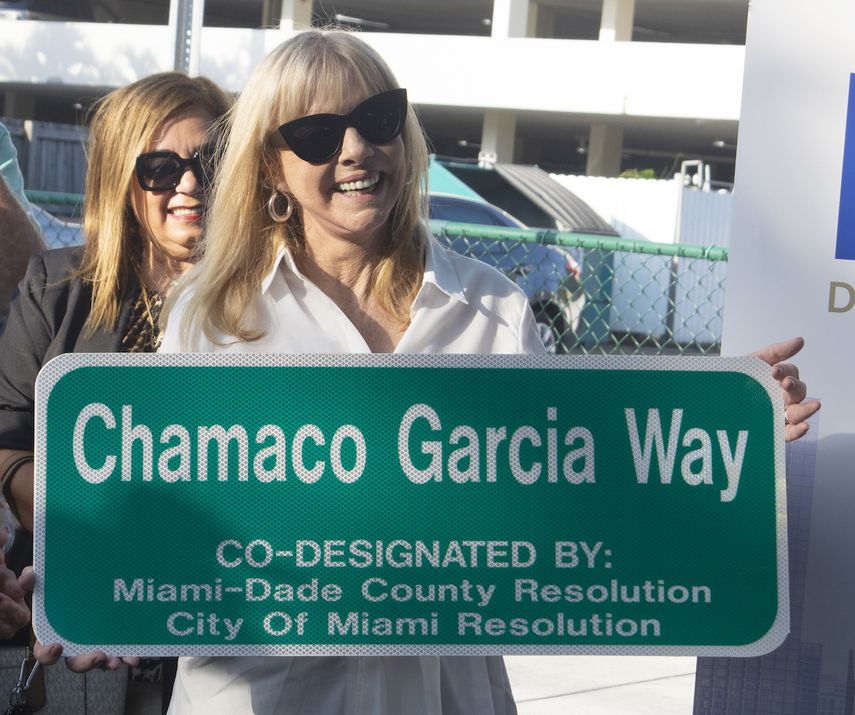Lucy García, viuda de Chamaco García, sostiene la placa que designa una calle de Miami en honor al artista.&nbsp;
