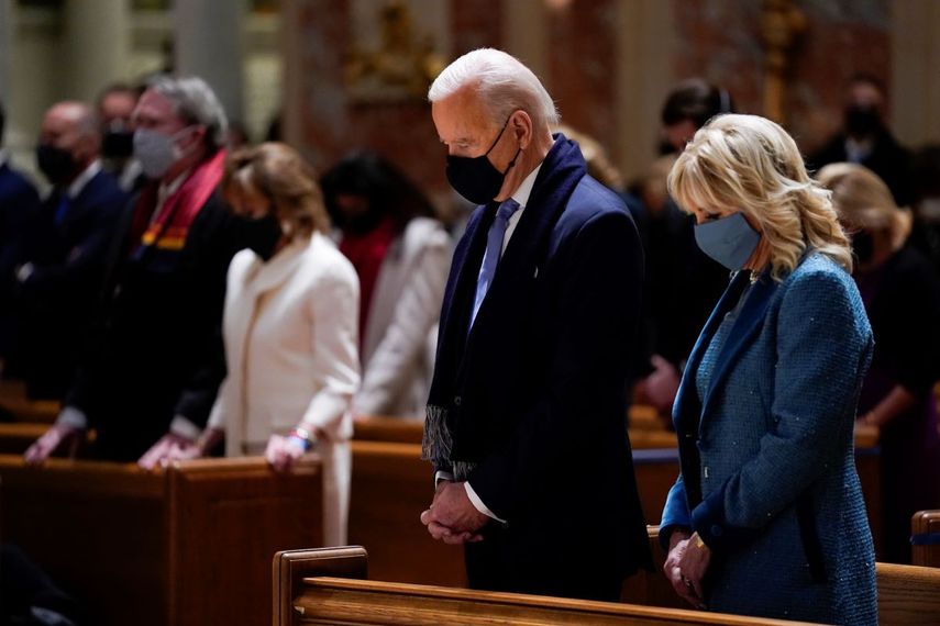 En esta foto de archivo del 20 de enero de 2021, el presidente electo Joe Biden y su esposa Jill Biden asisten a misa en la catedral de San Mateo Apóstol durante las ceremonias del día de la juramentación. Los obispos estadounidenses, en su reunión de junio, decidirán si envían a Biden y otros políticos católicos un mensaje: no comulguen si insisten en seguir abogando por el aborto.