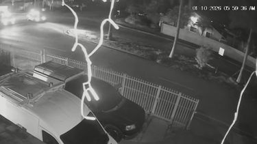 Captura de una cámara de seguridad que registra la llegada de las autoridades al lugar del incidente, momentos después de que se reportara el suceso.