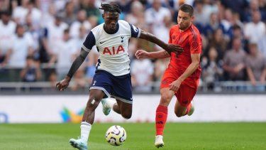 Yves Bissouma del Tottenham pelea por el balón con Jamal Musiala del Bayern Múnich en un encuentro amistoso en Londres, el sábado 10 de agosto del 2024.