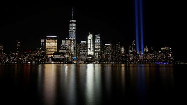 En esta imagen de archivo, tomada el 11 de septiembre de 2017, el Tribute in Light ilumina el cielo en el Bajo Manhattan, Nueva York, visto desde la otra orilla del R&iacute;o Hudson, en Jersey City, New Jersey.&nbsp;