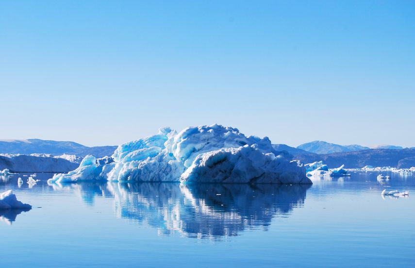 Los tres mayores glaciares de Groenlandia, isla que contiene hielo suficiente para hacer subir el nivel del mar más de un metro, podrían derretirse más rápido de lo anticipado por las previsiones más alarmistas