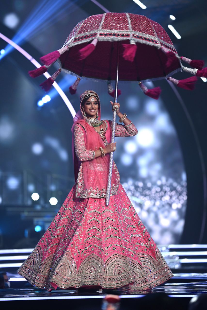 Miss India 2021, Harnaaz Sandhu, desfila en traje típico.&nbsp;